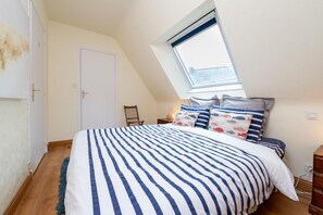 1 bedroom, WiFi, bed sheets - Room 'Chambre Mer' with Shared Pool, Shared Terrace and Wi-Fi (Saint-Avé)