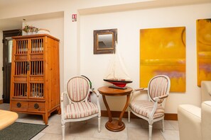 Interior - Room 'Chambre Moderne' with Shared Pool, Shared Terrace and Wi-Fi (Saint-Avé)