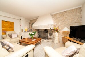 Living area - Room 'Chambre Moderne' with Shared Pool, Shared Terrace and Wi-Fi (Saint-Avé)