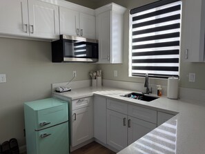 Private kitchen - Fantastic 1-bedroom Brand Casita with AC in welcoming Pahrump (Pahrump)
