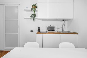 A compact kitchen with a microwave, coffee maker, and sink. - "3 Beds Duomo Square "Modern House+6 Pax By KeyHost (Milano)