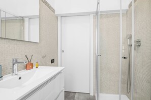 Shower, hair dryer, bidet, towels - "3 Beds Duomo Square "Modern House+6 Pax By KeyHost (Milano)