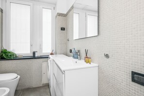 Shower, hair dryer, bidet, towels - "3 Beds Duomo Square "Modern House+6 Pax By KeyHost (Milano)