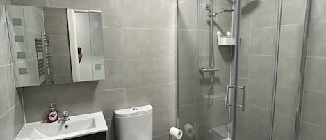 Douche, sĂšche-cheveux, serviettes fournies, savon