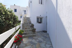 House - Shades of Blue (Paros)