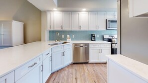 Fridge, microwave, oven, stovetop - Tivoli 5227 | New to Listing! Golf Views, Pool, 6-Seater Golf Cart (Miramar Beach)