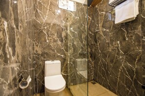 Deluxe Villa, Balcony | Bathroom - Alaya Stays Evara - 2 BHK Hilltop (Mussoorie)