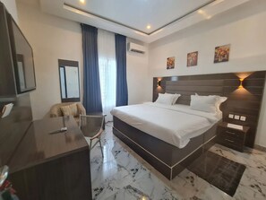 Chambre Deluxe, balcon, vue ville | Bureau, espace de travail pour ordinateur portable, rideaux occultants