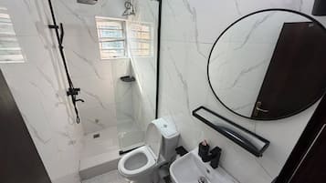 Deluxe Room, Balcony, City View | Bathroom
