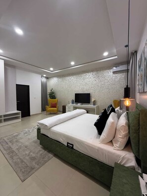 ห้องดีลักซ์, ระเบียง, วิวเมือง | โต๊ะทำงาน, พื้นที่ทำงานแบบใช้แล็ปท็อป, ผ้าม่านกันแสง, ห้องเก็บเสียง