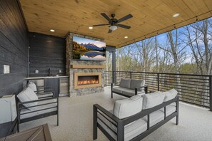 Terrace/patio - NEW Build - Smokies Haven w/ Hot Tub, Games, MORE (Pigeon Forge)