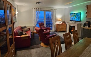 Een televisie en een open haard