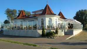 Outdoor dining - Holiday Apartment Hafenkiek 55 for 3 Guests (44 m²) in Karlshagen (Karlshagen)