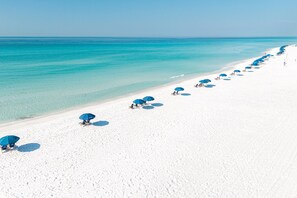On the beach - Stunning Penthouse Inn at Crystal Beach (Destin)