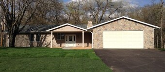 River Front Home - 7 bedrooms, 4 bath, sleeps 14 guests