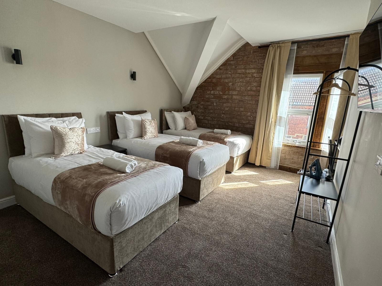 غرفة ثلاثية - 3 أسرّة فردية منفصلة - لغير المدخنين - بحمام خاص