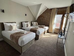 Chambre Triple, 3 lits une place, non-fumeurs, salle de bains privée