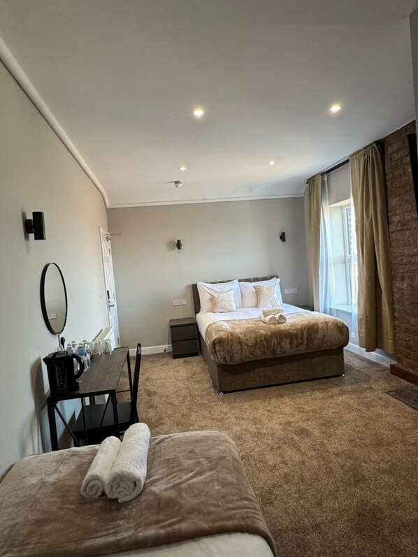 Superior Double Room, 1 King Bed, Non Smoking, Private Bathroom