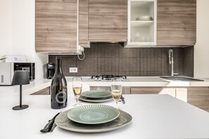 Fridge, microwave, oven, stovetop - Parking Included • Bright Near Sea & Center (Sestri Levante)