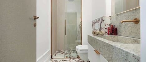 Douche, séchoir à cheveux, serviettes fournies, savon