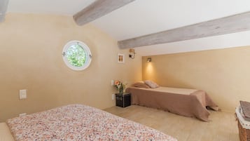 1 habitación, tabla de planchar con plancha, wifi y ropa de cama