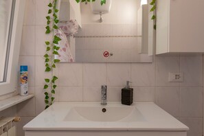 Shower, hair dryer, towels - Chica's Home Apartment (Livorno)