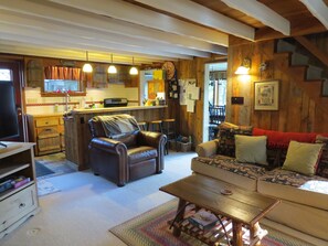 Smart-tv, een dvd-speler, boeken en een filmbibliotheek