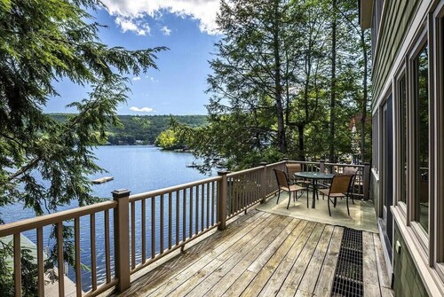 Waterfront 3-bedroom Lake Rescue house for your getaway
