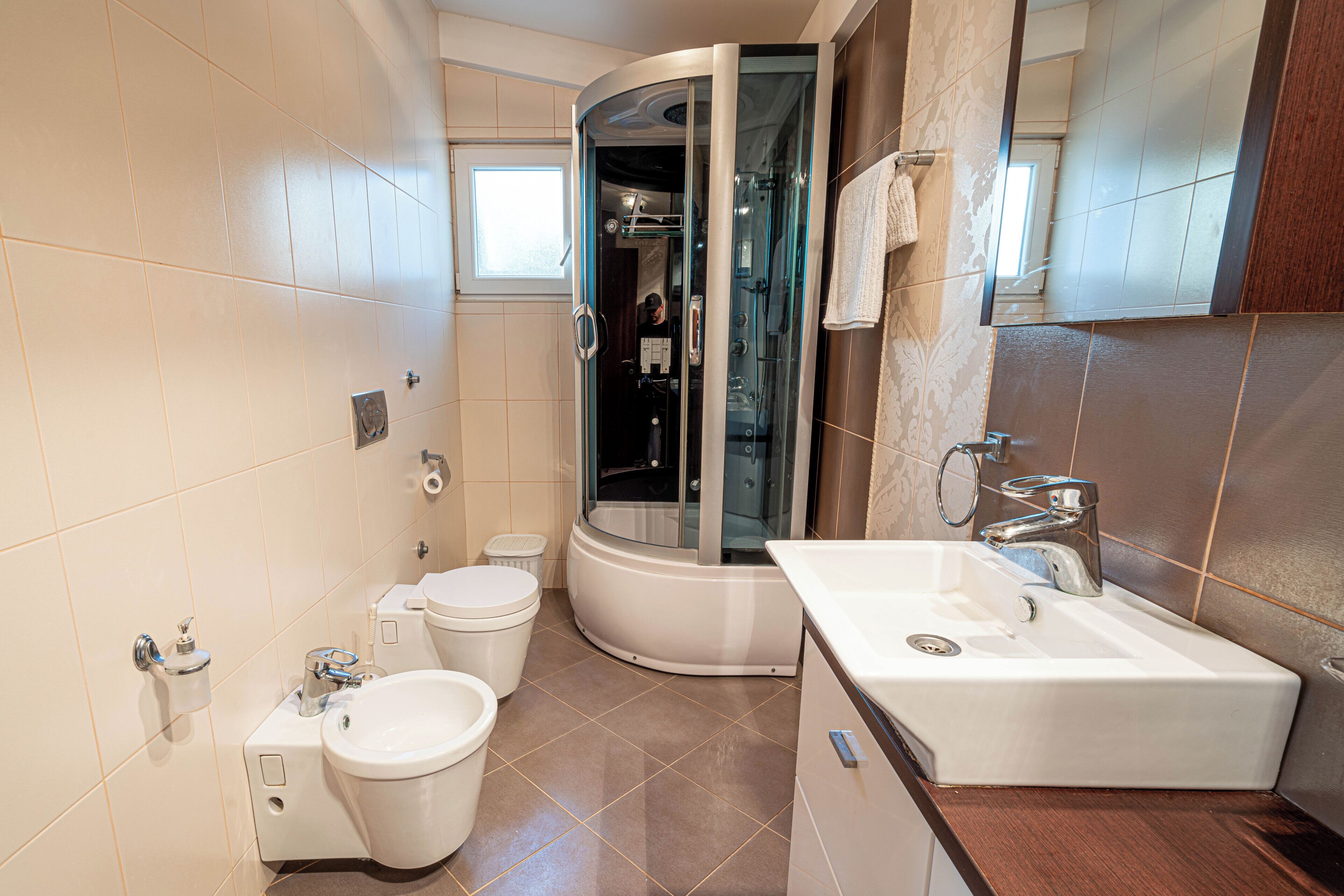 Douche, sèche-cheveux, bidet, serviettes fournies