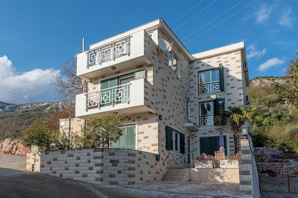 Exterior - Magnificent villa with pool, sea and mountain views! (Bečići)