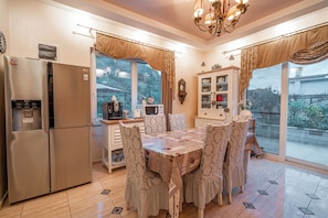 Dining - Magnificent villa with pool, sea and mountain views! (Bečići)