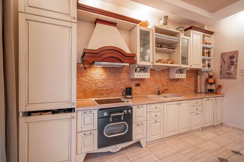 Magnificent villa with pool, sea and mountain views!