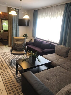 Smart TV - Cozy vacation apartment Haus Anneliese in the Fichtelgebirge (Bad Berneck im Fichtelgebirge)