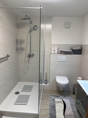 Shower, hair dryer, towels, soap - Cozy vacation apartment Haus Anneliese in the Fichtelgebirge (Bad Berneck im Fichtelgebirge)