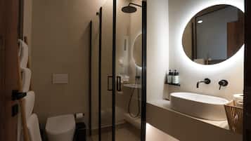 Habitación Deluxe doble | Baño | Ducha, toallas, jabón y champú