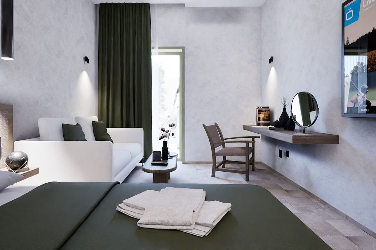 Une chambre d’hôtel moderne équipée d’un lit, d’un canapé, d’un bureau, d’une chaise, d’une télévision et d’une fenêtre avec des rideaux.