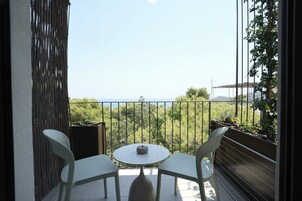 Superior Balcony Sea View Room - Double Bed | In-room safe, WiFi (free), bed sheets