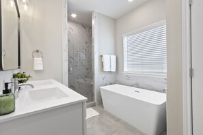 Hair dryer, towels - Houston Luxe Haven- Family Friendly Modern Retreat (Houston)