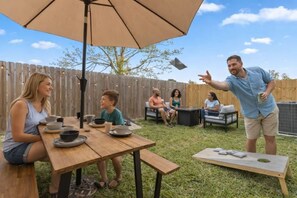 Outdoor dining - Luxe Family-Friendly 3BR with Game Room & Fire Pit (Houston)