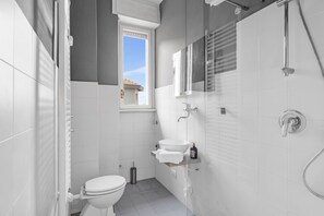 Shower, hair dryer, bidet, towels - Penthouse "Vivi Milano" in Duomo District+7Beds KeyHost (Milano)