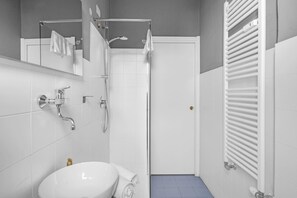 Shower, hair dryer, bidet, towels - Penthouse "Vivi Milano" in Duomo District+7Beds KeyHost (Milano)