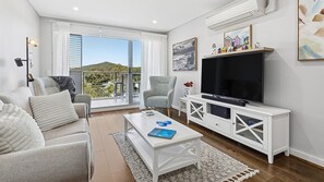 Smart TV - The Shoal 407, 6-8 Bullecourt St - linen, lift and 2 minutes to the water and shops (Shoal Bay)