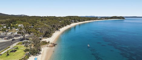 Una spiaggia nelle vicinanze
