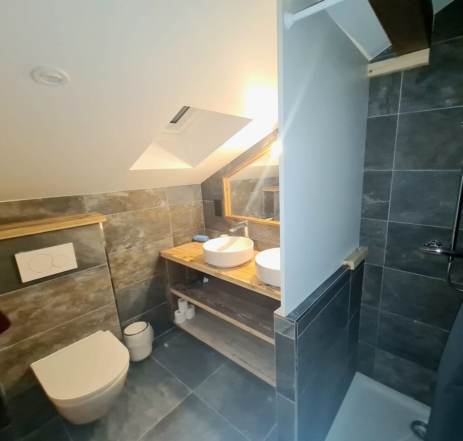 Ein kleines Badezimmer mit Toilette, Waschbecken und Duschbereich.