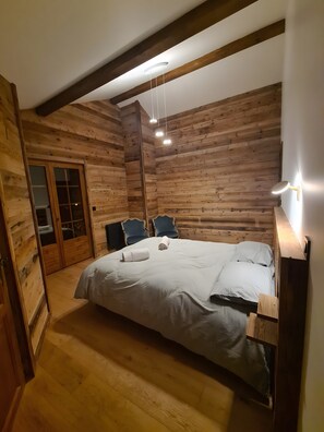 5 bedrooms, iron/ironing board, WiFi, bed sheets