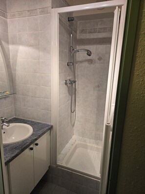 Bathroom - Vrbo Property (Le Grau-du-Roi)