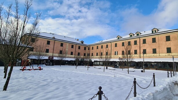 A large building with multiple windows and a snow-covered courtyard. - CASA DEL PELLEGRINO (Ceranesi)