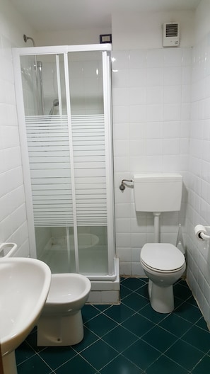 Triple Room | Bathroom | Shower, towels, soap, shampoo