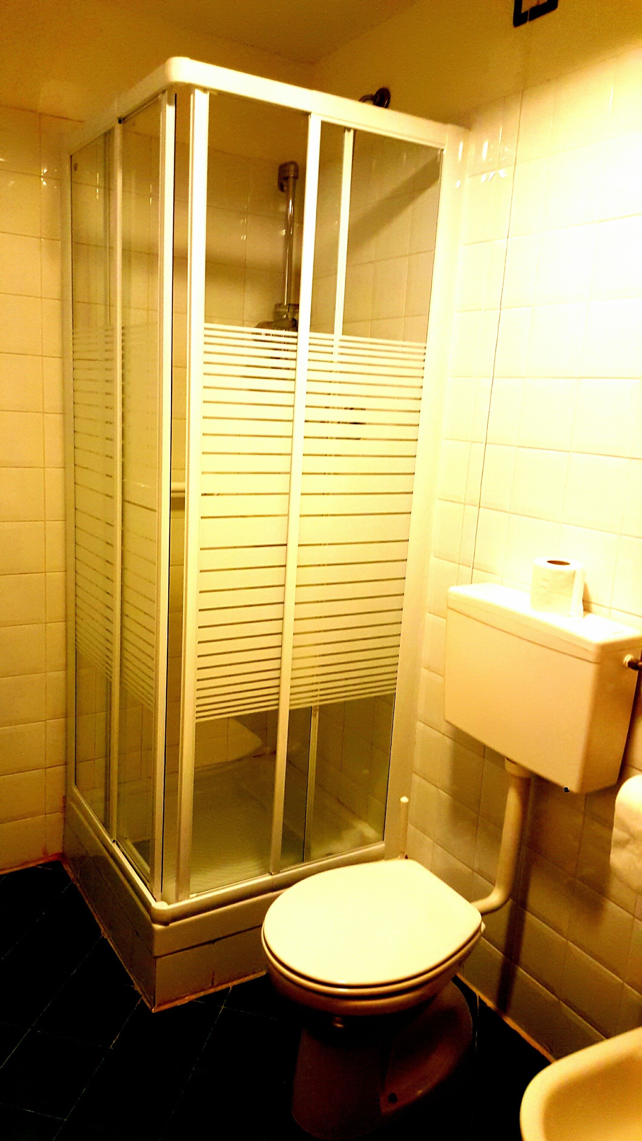 Camera con 2 letti singoli, vista mare | Bagno | Doccia, asciugamani, sapone, shampoo