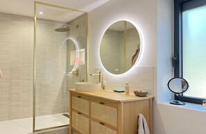Shower, jetted bath, hair dryer, bidet - ALICE Quiet/ Private pool/ Sea and nature (Saint-Raphaël)